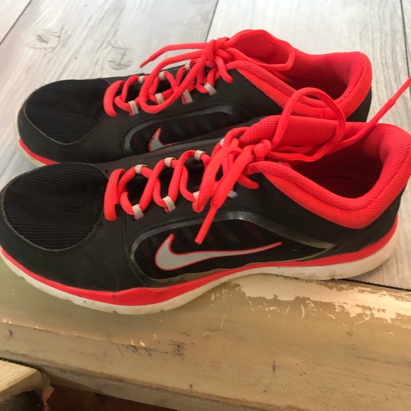 red nike womens tennis shoes